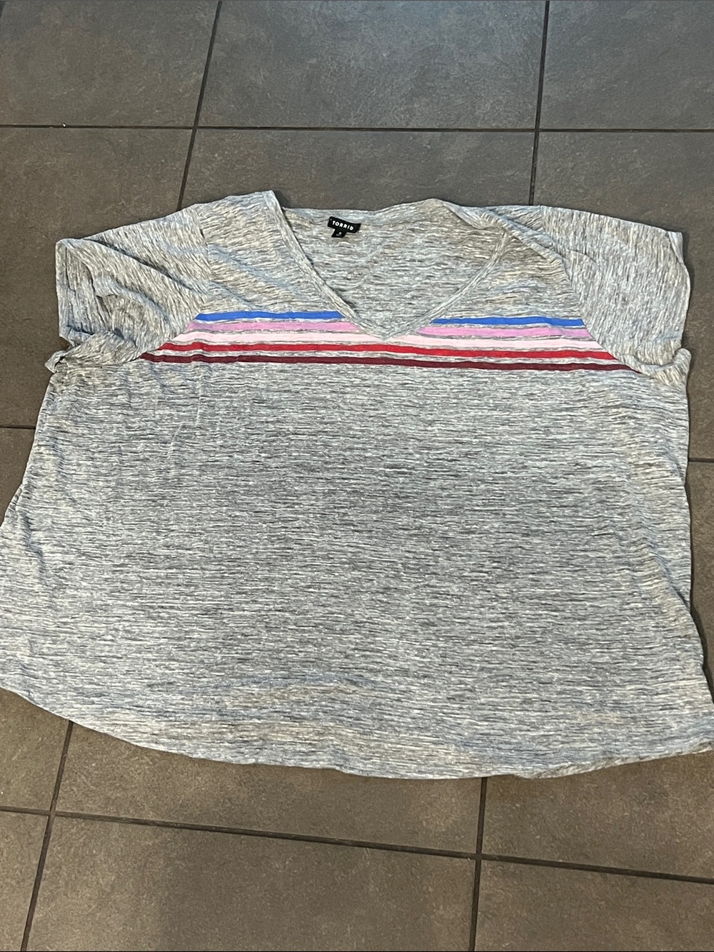 torrid Light Gray V-Neck Tee with Pink, Blue & Red Stripe Detail 6x shirt z27